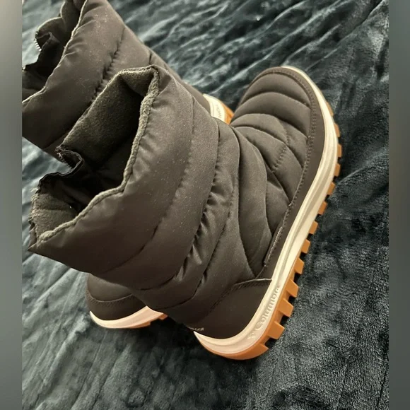 Columbia Charcoal Quilted Snow Boots - Picture 1 of 3